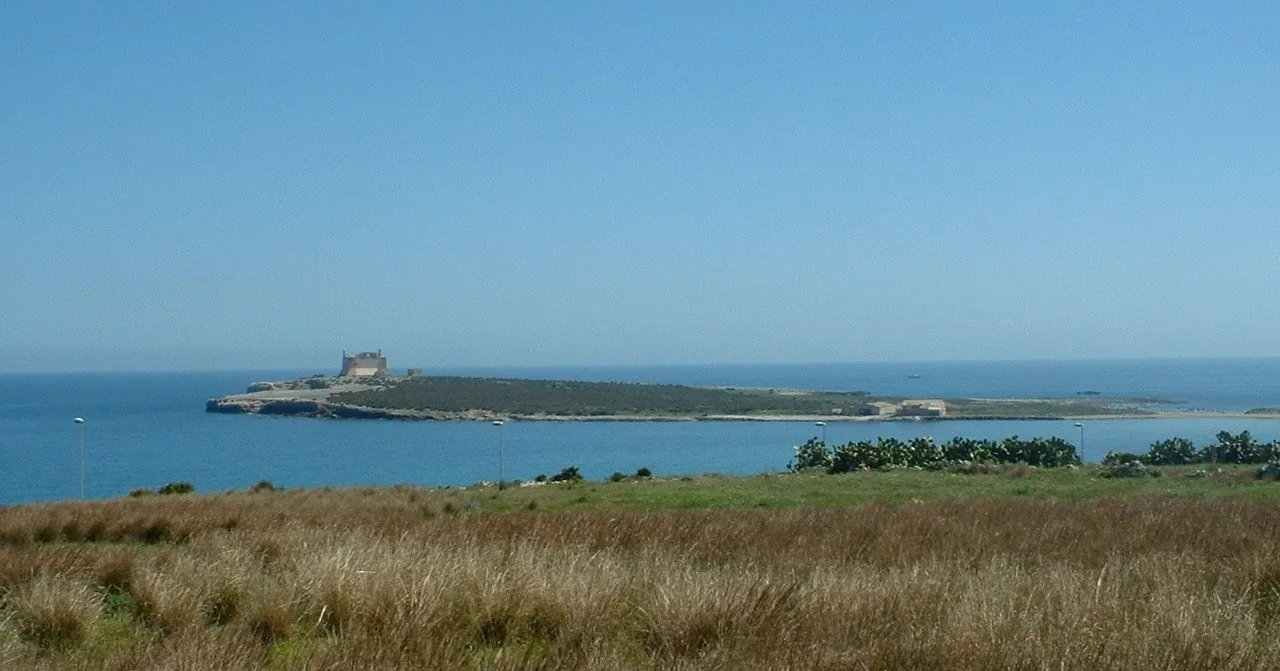 L'Isola di Capo Passero vista dalla campagna costiera di Portopalo