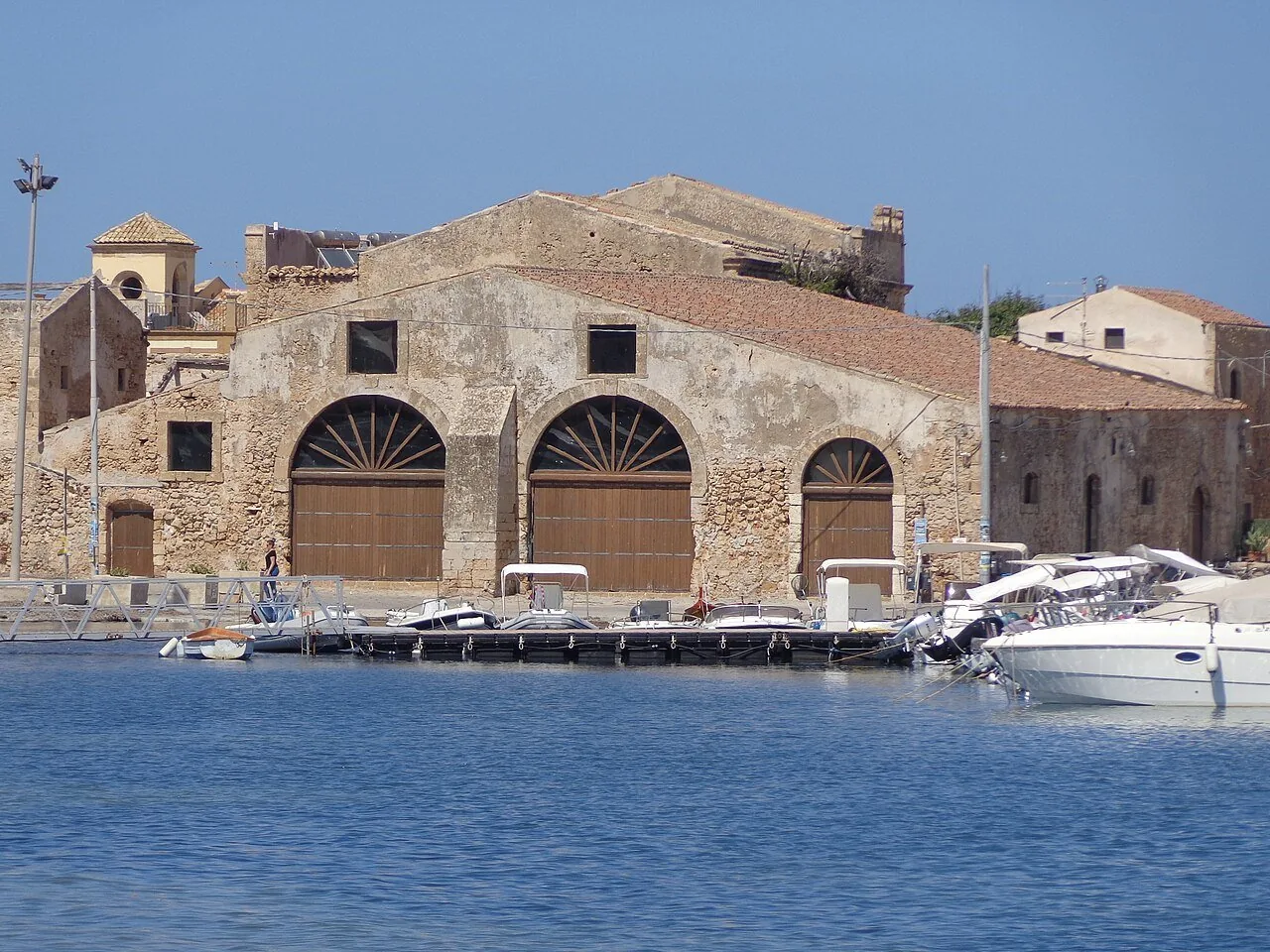 Il porticciolo di Marzamemi con i magazzini della tonnara sullo sfondo