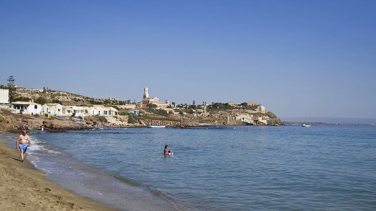 La costa e le case di Portopalo di Capo Passero affacciate sul mare